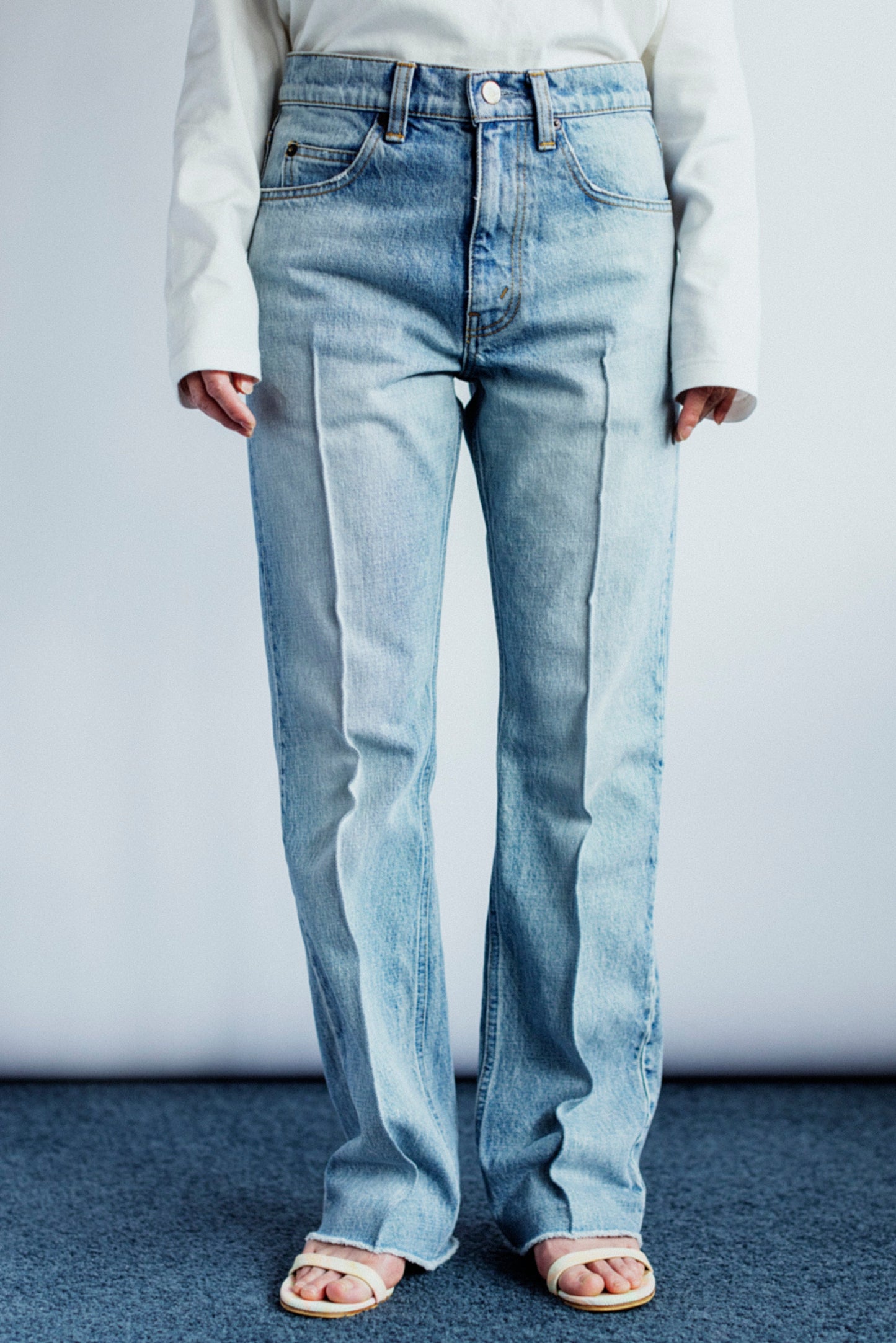 CENTER PLEATS FLARE JEANS