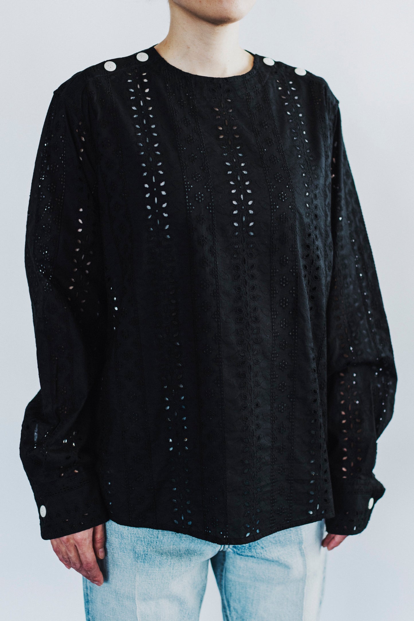 LACE CREW NECK BLOUSE