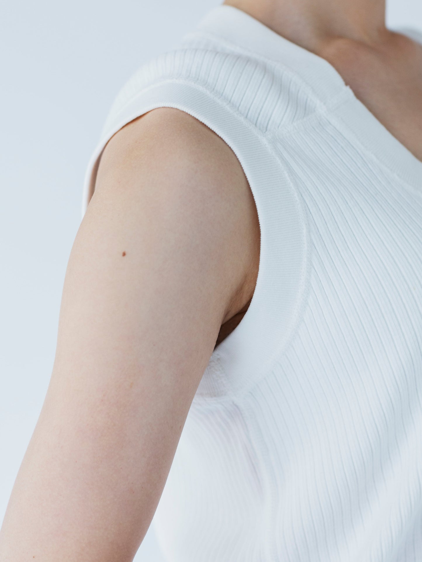 OBLONG NECK SLEEVELESS
