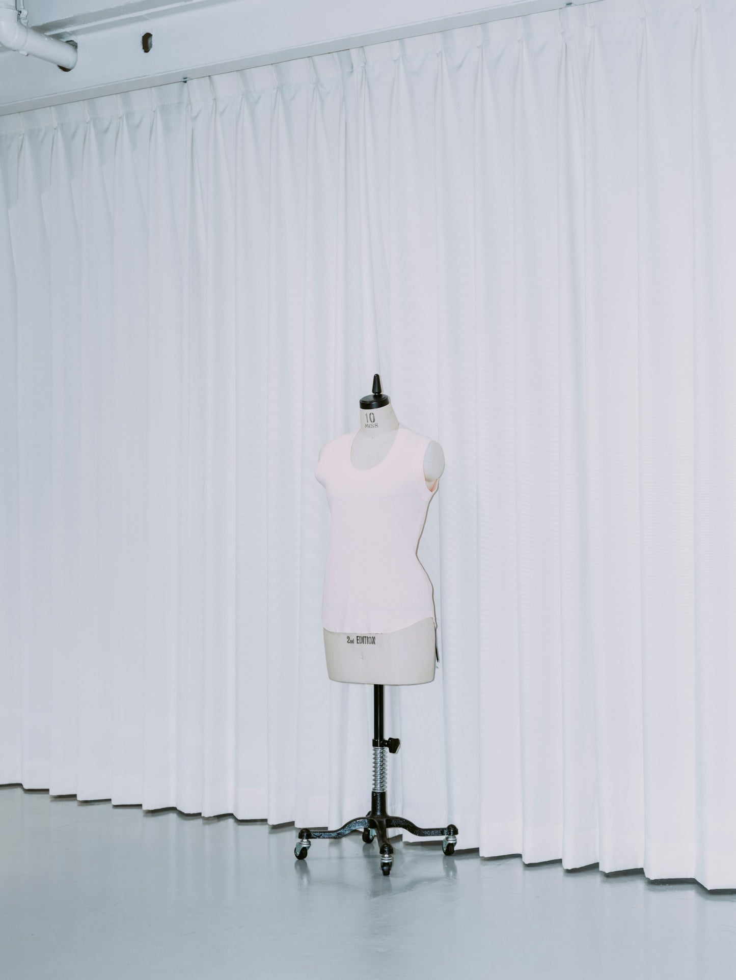 OBLONG NECK SLEEVELESS