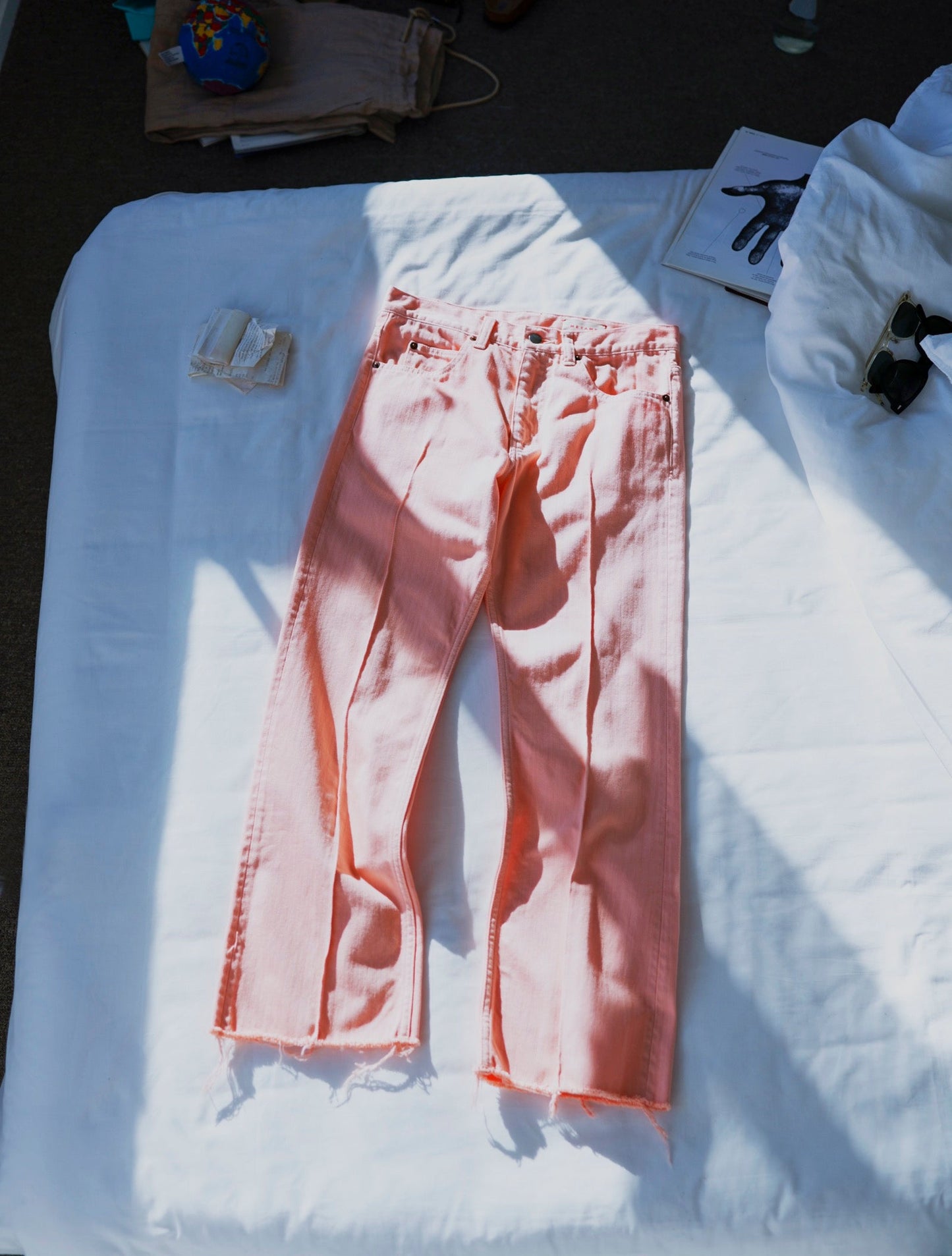 COLOR CENTER PLEATS FLARE JEANS