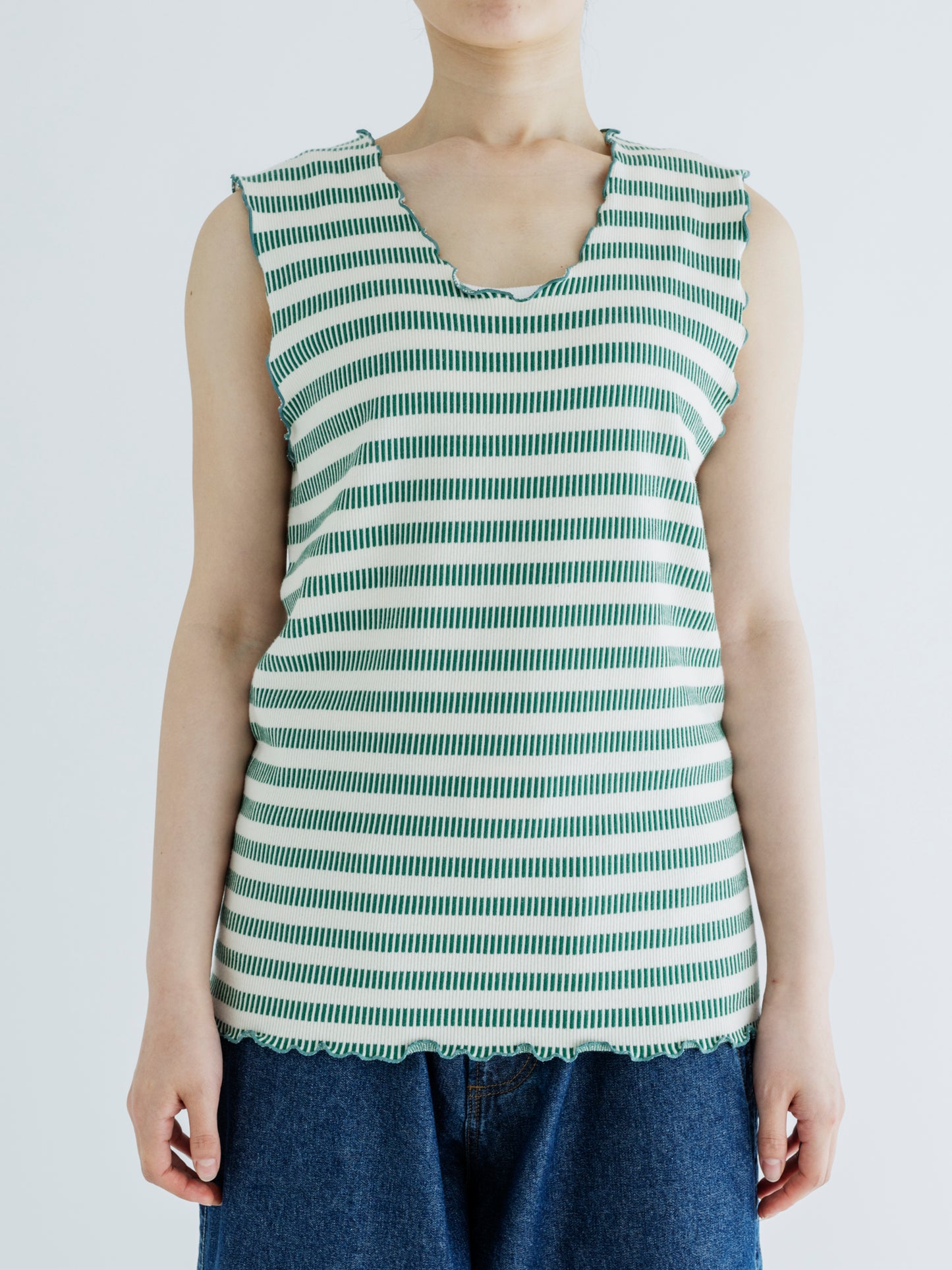 BORDER SLEEVELESS