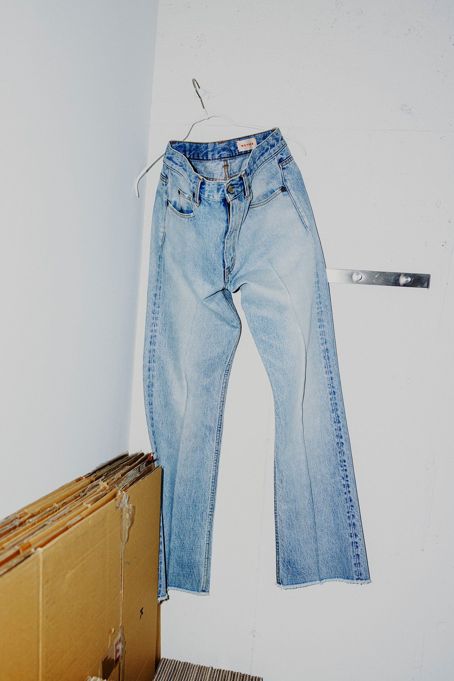 CENTER PLEATS FLARE JEANS