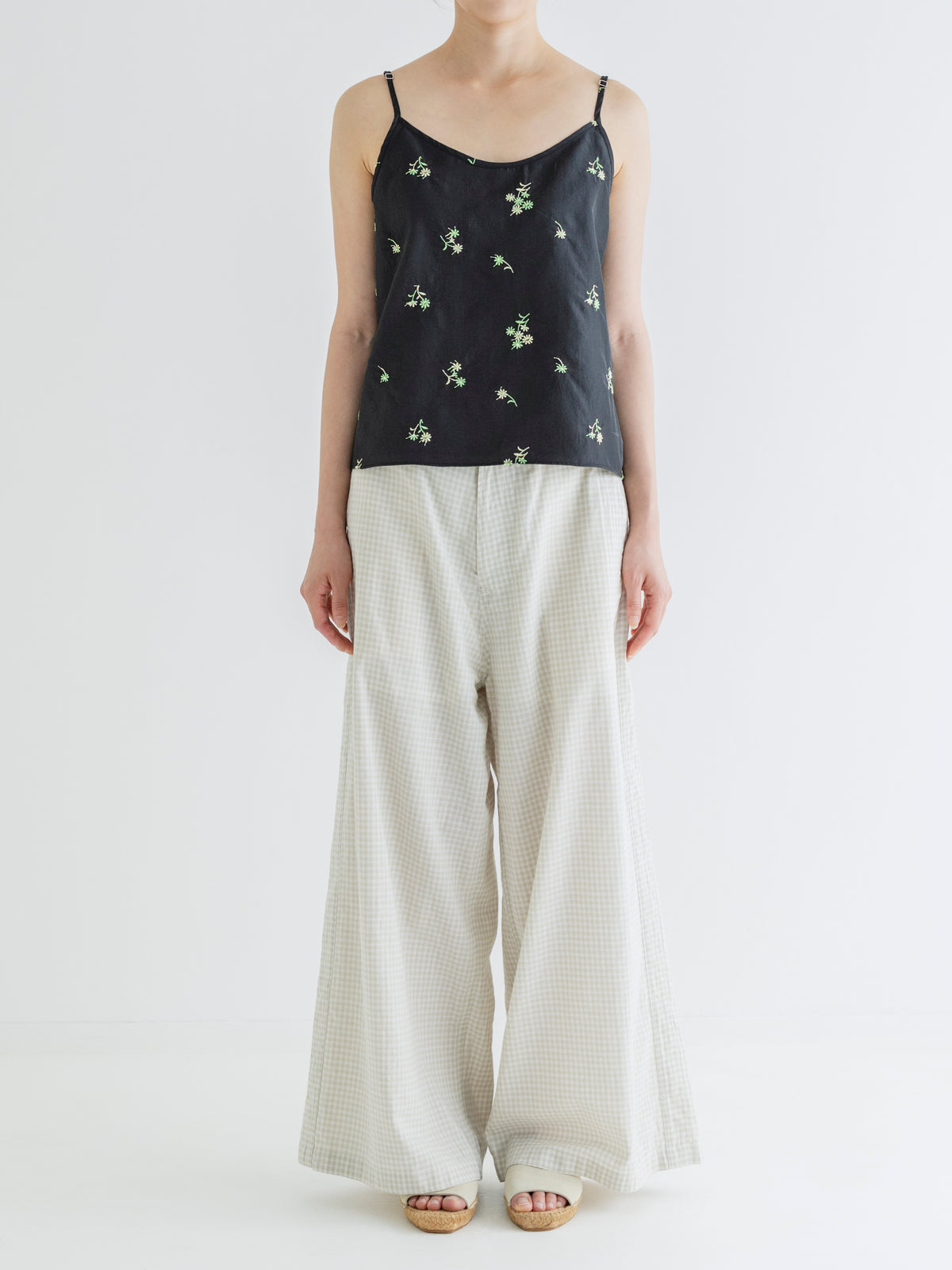 FLOWER EMBROIDERY CAMISOLE