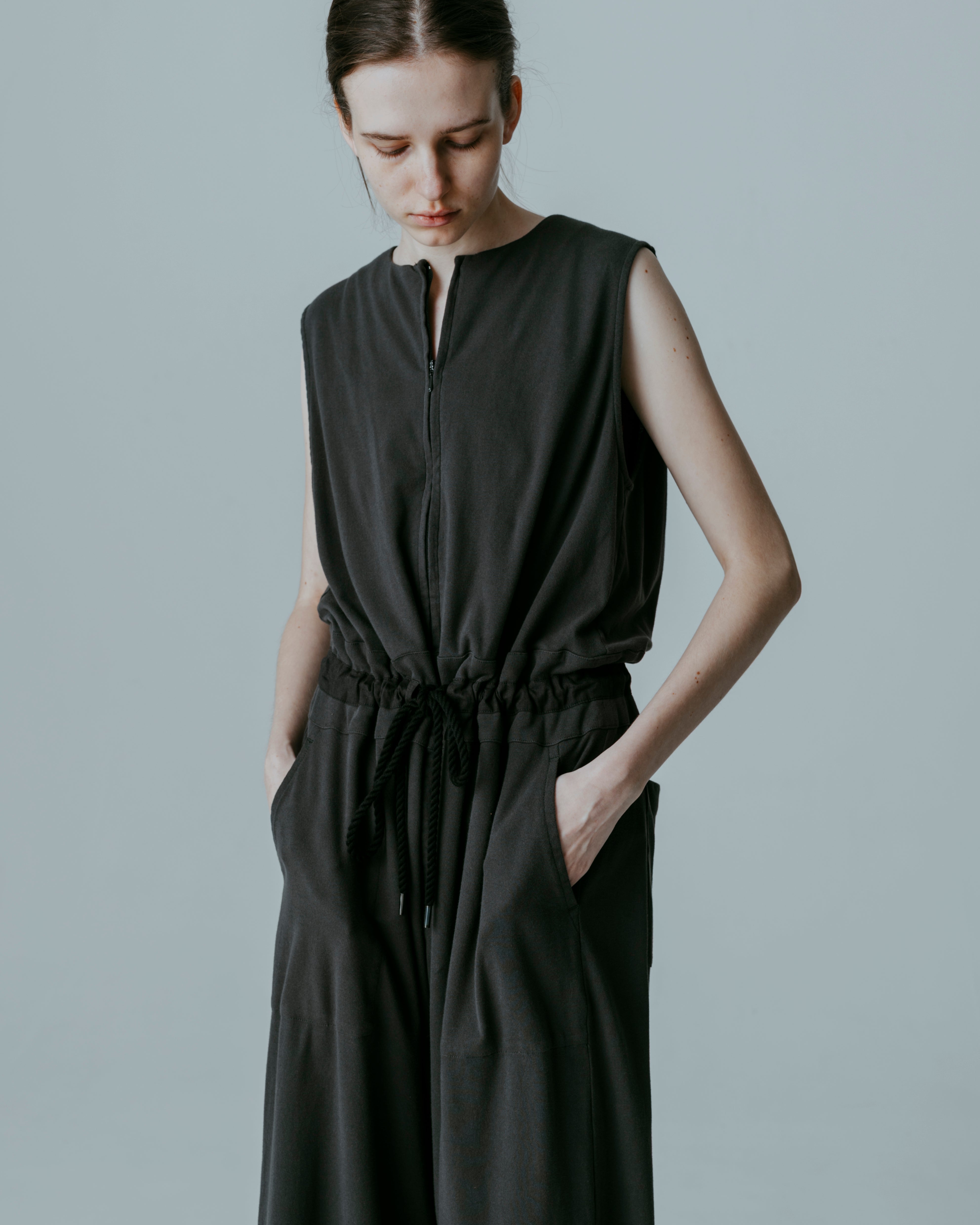 SLEEVELESS HALF ZIP ALL-IN-ONE – MEYAME