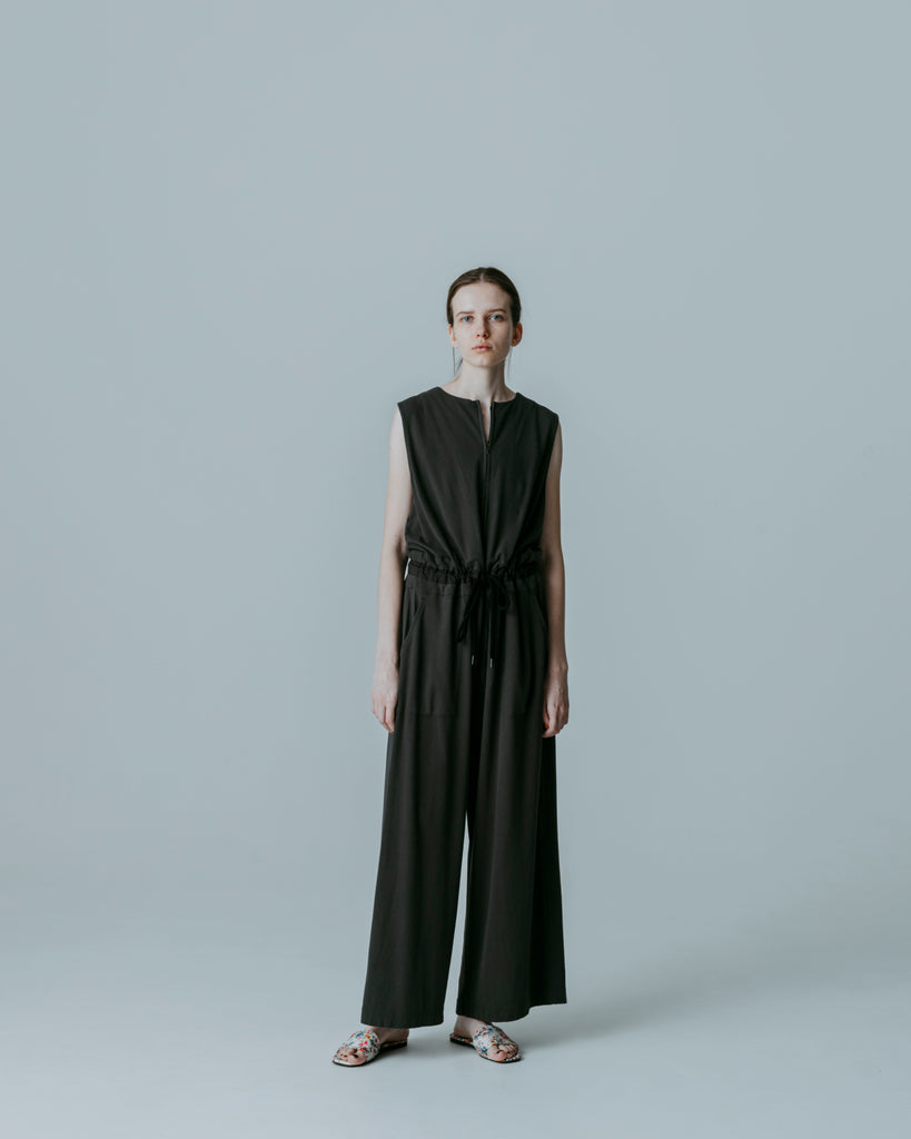 SLEEVELESS HALF ZIP ALL-IN-ONE – MEYAME