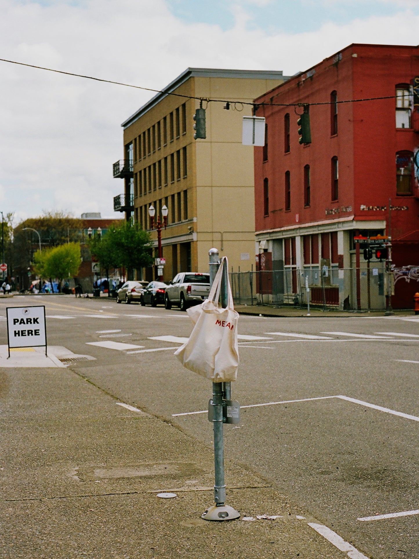 CANVAS BIG TOTE WITH USED BADGE