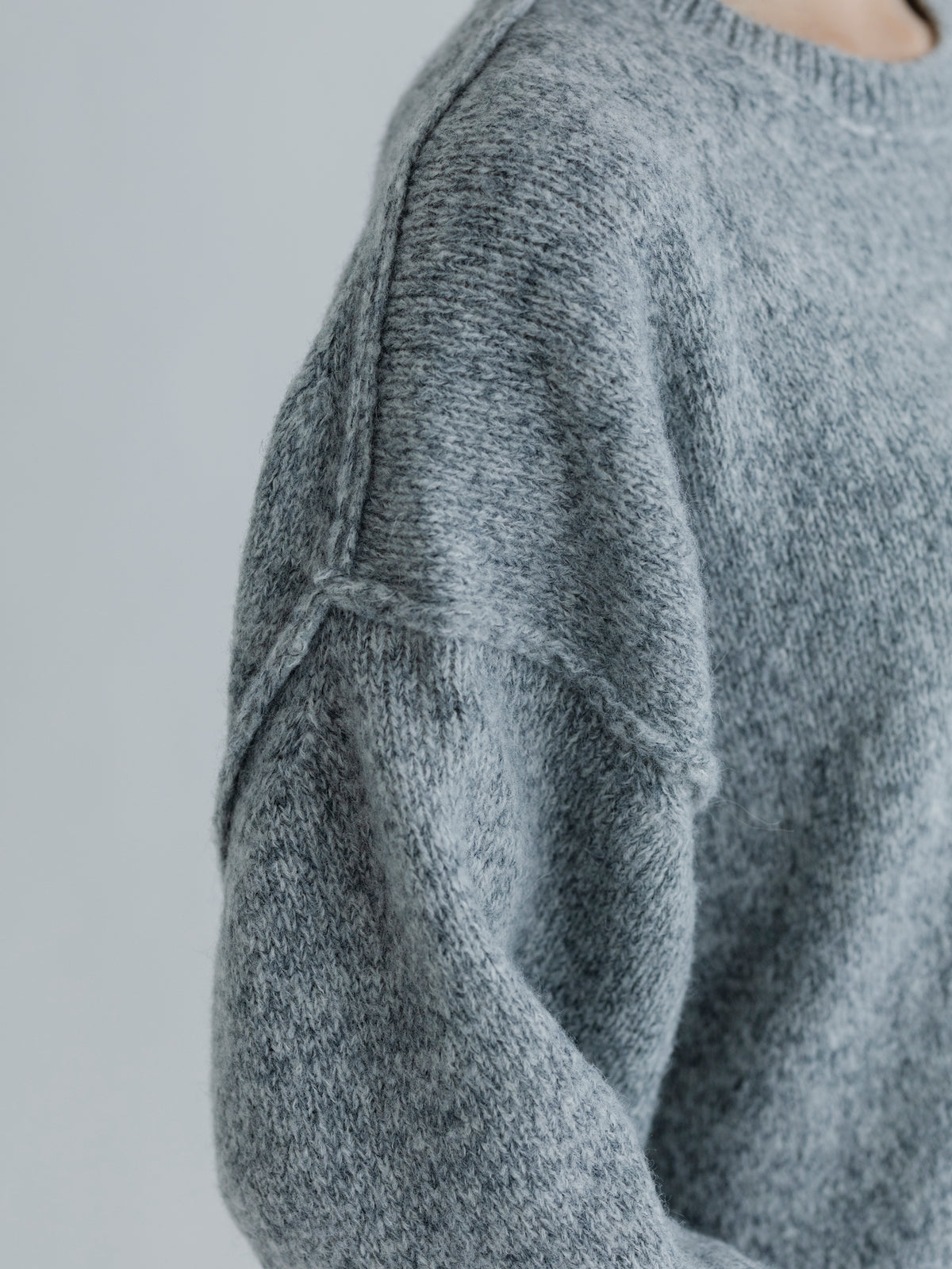 OUT LINKING FLUFFY WOOL PULLOVER
