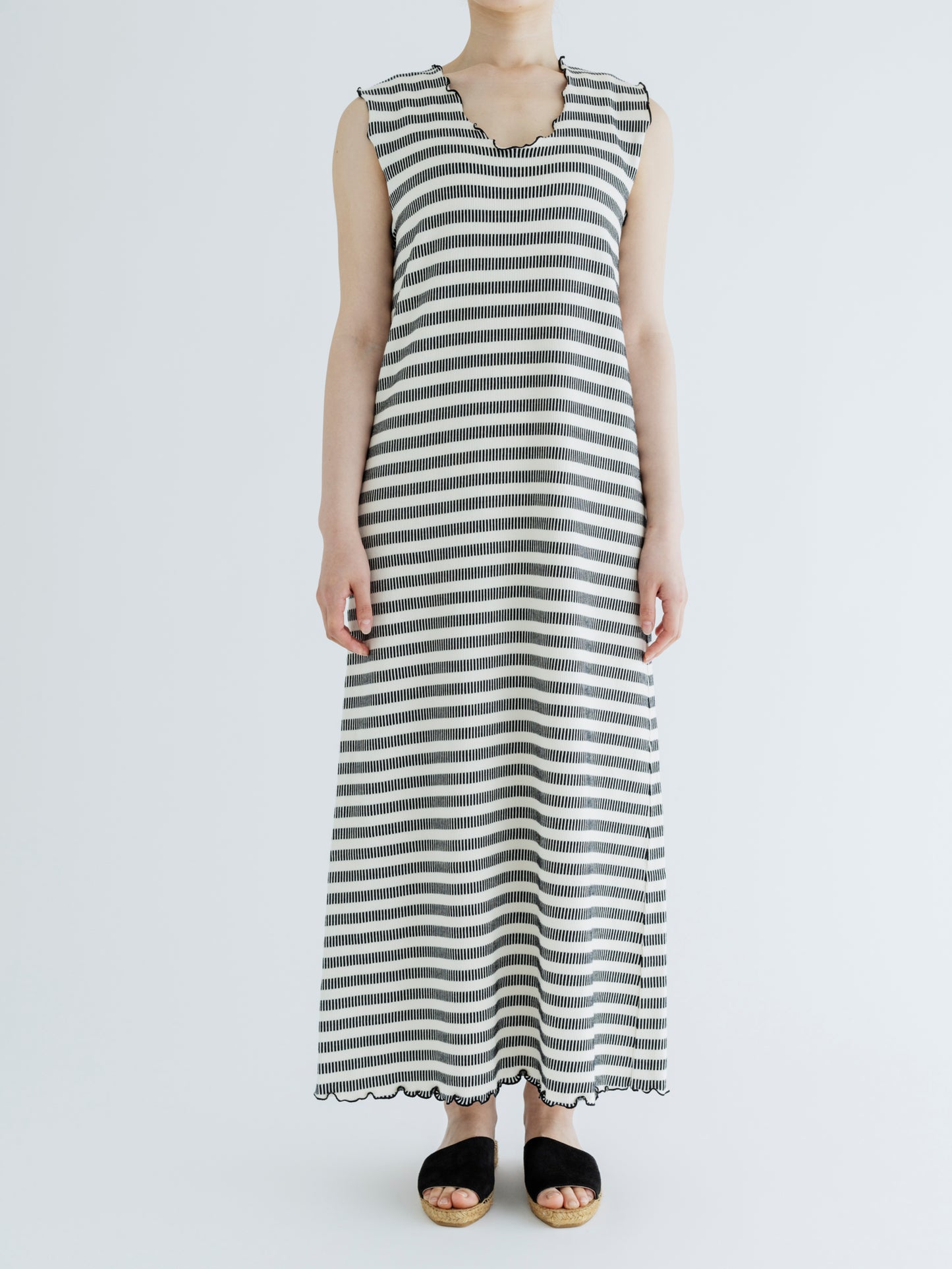 BORDER SLEEVELESS DRESS