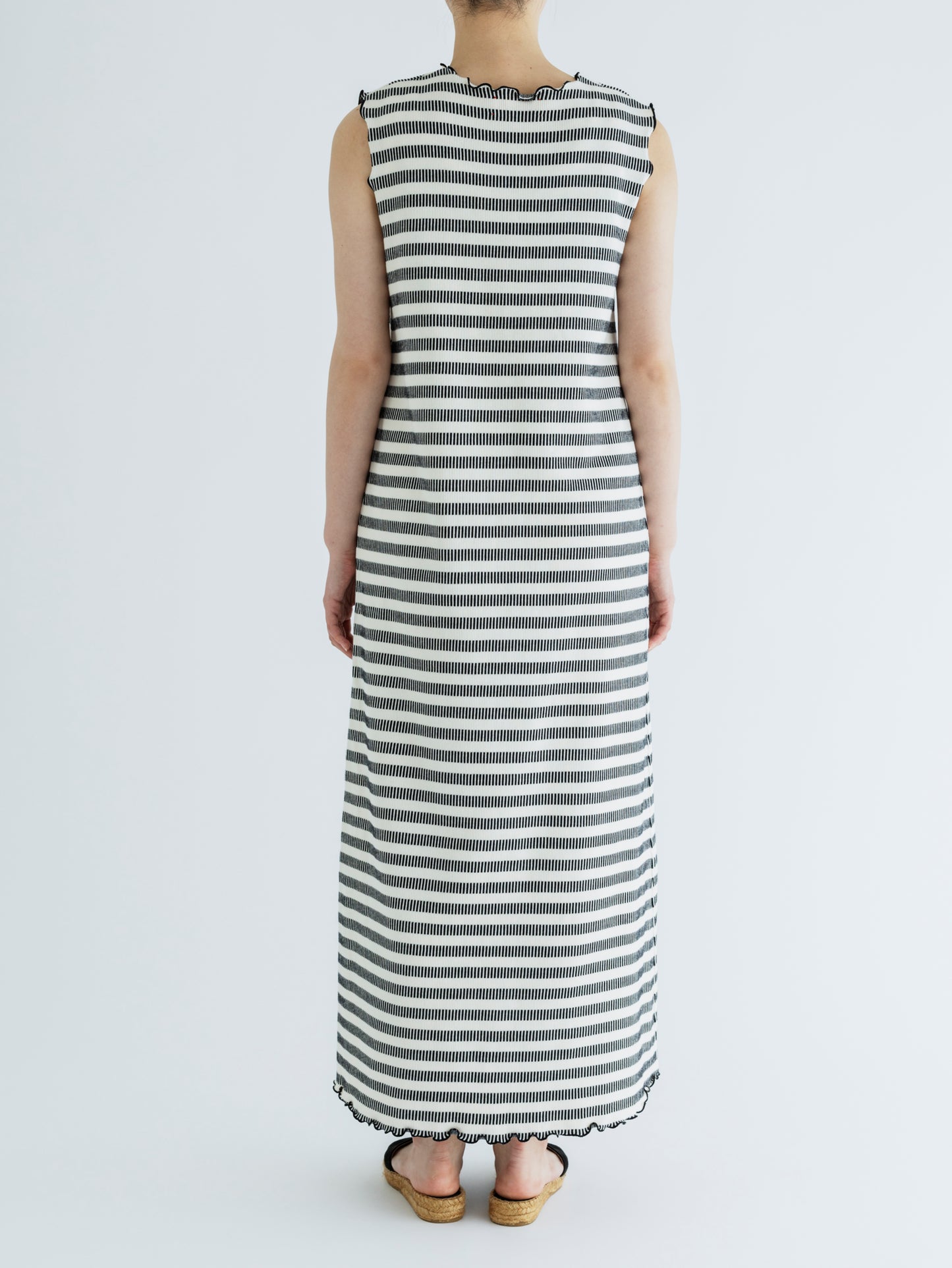 BORDER SLEEVELESS DRESS