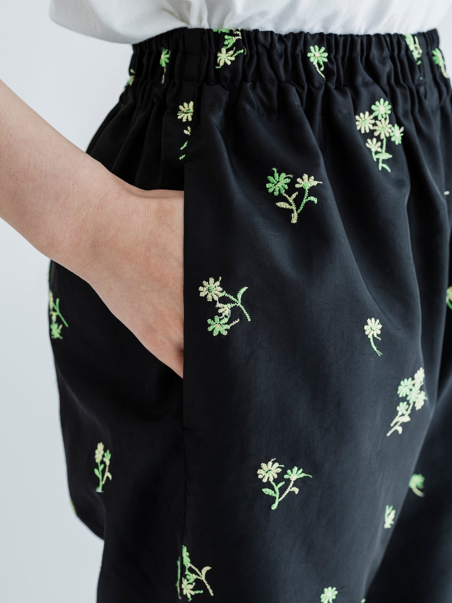 FLOWER  EMBROIDERY PANTS