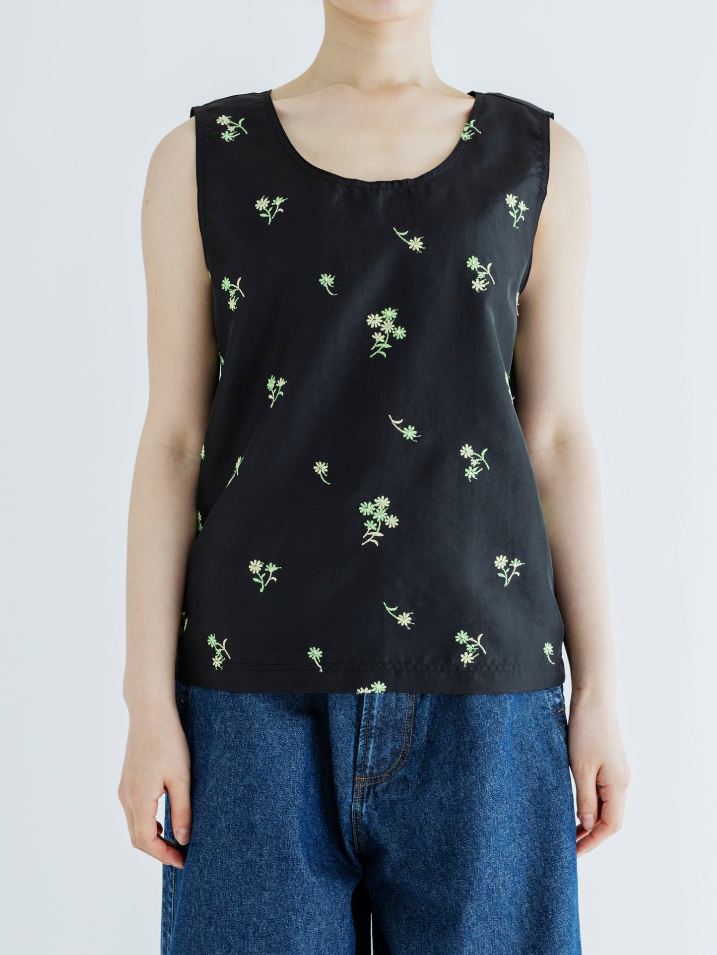 FLOWER  EMBROIDERY SLEEVELESS BLOUSE