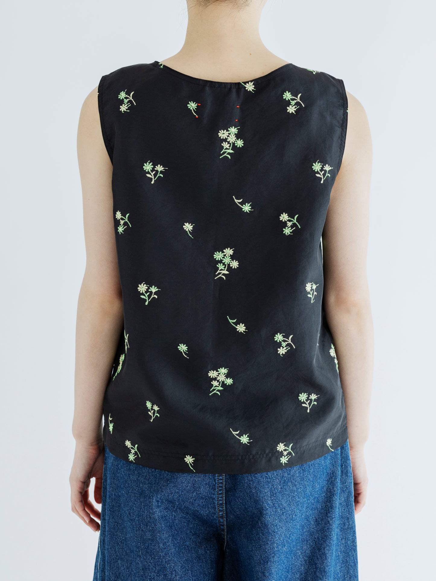 FLOWER  EMBROIDERY SLEEVELESS BLOUSE