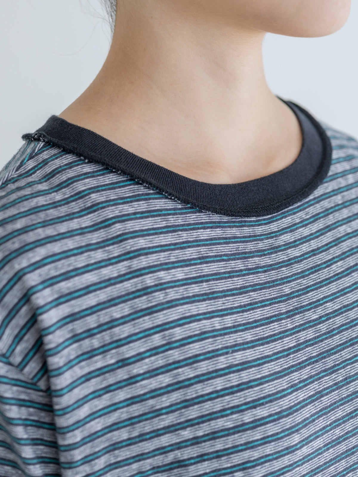 VISIBLE SEAMS BORDER TEE