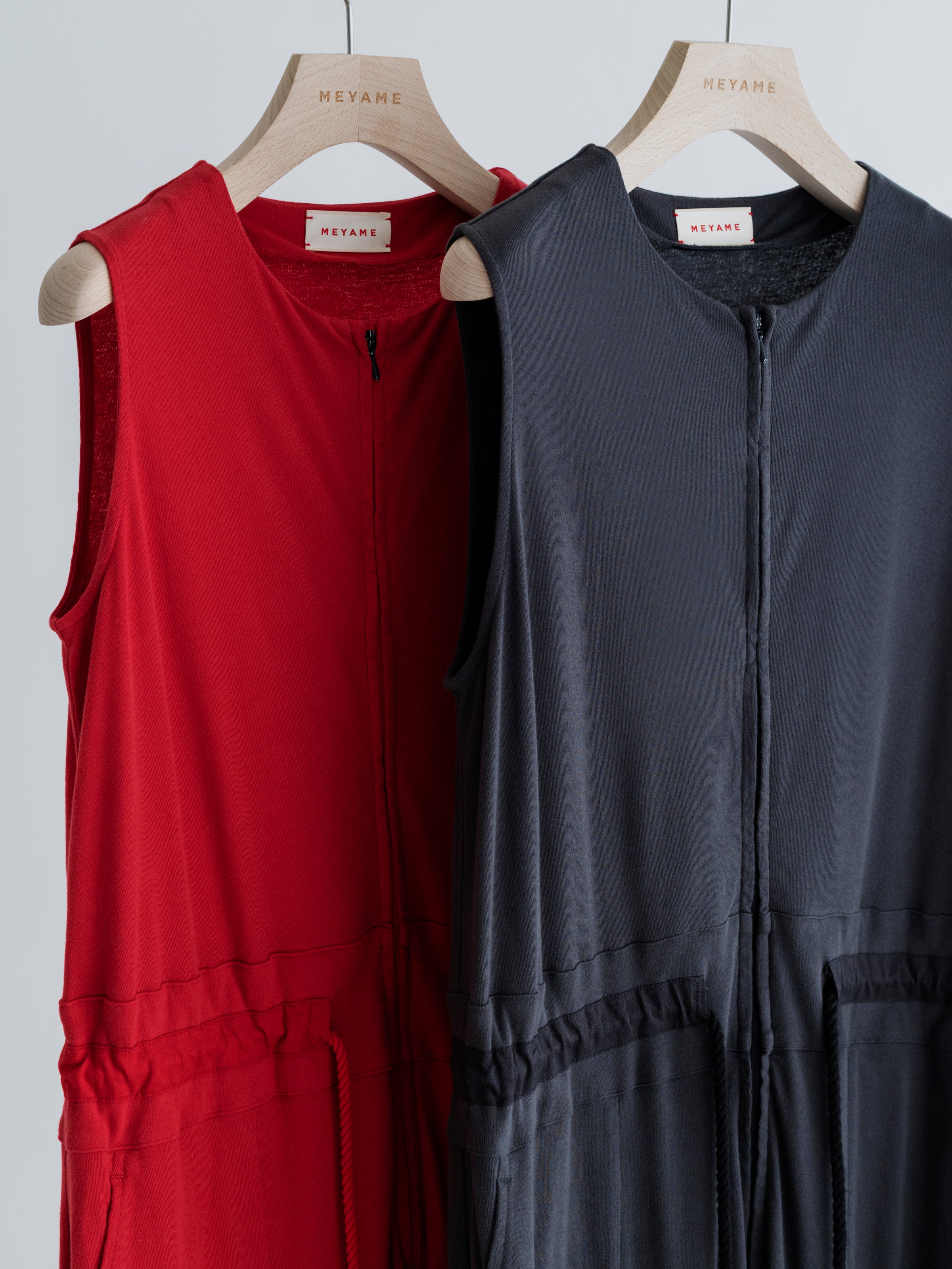 SLEEVELESS HALF ZIP ALL-IN-ONE – MEYAME